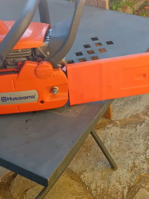 Husqvarna 440 chainsaw like new with new chain