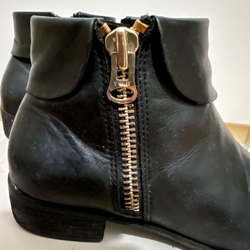 Black ankle boot with gold zipper used, size 37.5