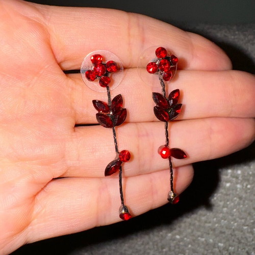 Dangling earrings with red stones new