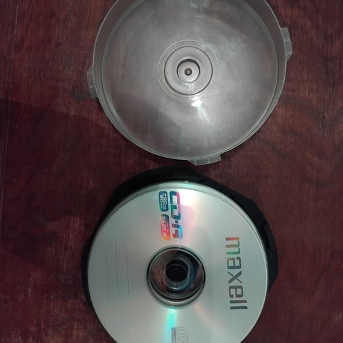 Blank CDs 700 MB, pack of 12 Maxell and Philips with cake box