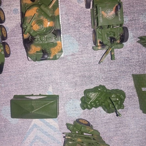 Military toy soldiers, pack of six, plastic