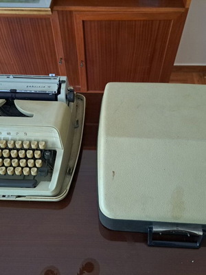 Triumph typewriter used with case