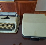 Triumph typewriter used with case