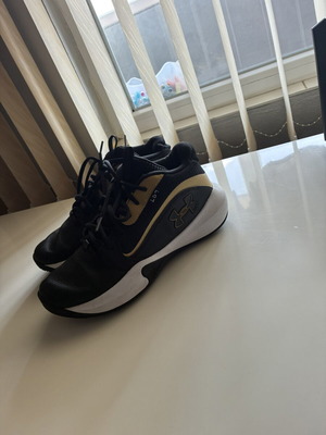 Μπασκετικά παπούτσια Under Armour Lockdown 7, μαύρο και χρυσό, μέγεθος 41