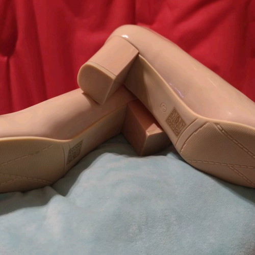 Famous Shoes beige pumps new, size 40