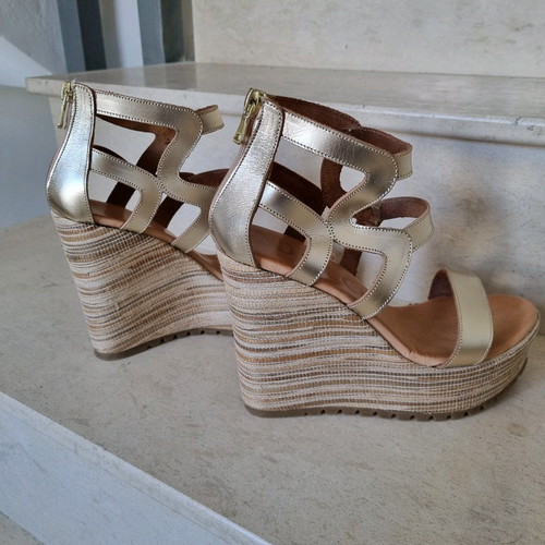 Dolce leather women's high platform shoes like new, beige