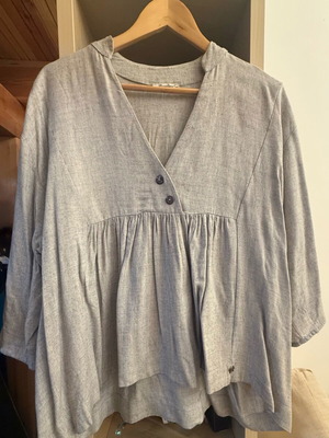 Regalinas blouse lightly worn