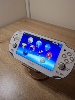 Sony PlayStation Vita 1000 OLED λευκό σαν καινούριο με κάρτα 8GB και καλώδιο φόρτισης