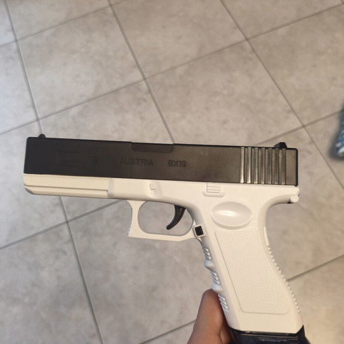 Electric Waterpistol with Rechargeable Battery and Two Magazines
