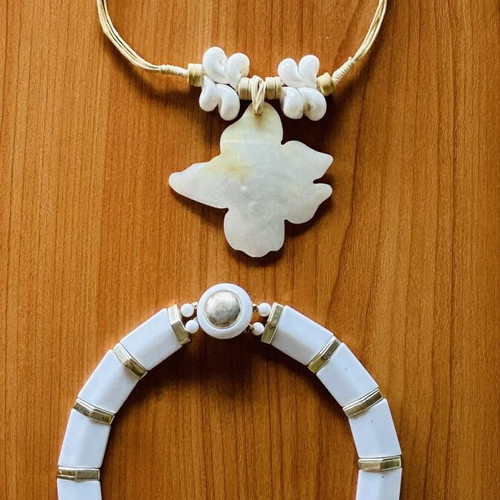 Set of 2 necklaces used, white shade with shells and synthetic pieces