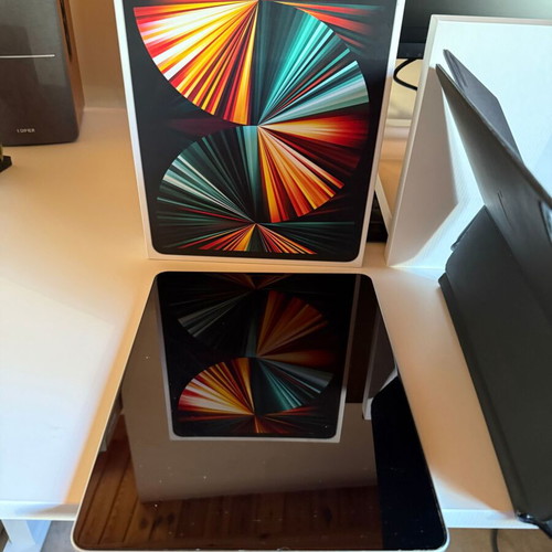 iPad Pro 12.9 M1 5th Generation 2021 like new with Magic Keyboard and Apple Pencil