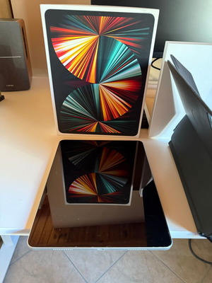 iPad Pro 12.9 M1 5th Generation 2021 like new with Magic Keyboard and Apple Pencil