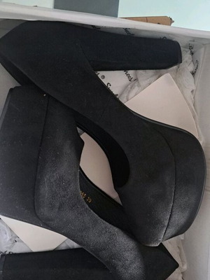 Black pumps new, very chic
