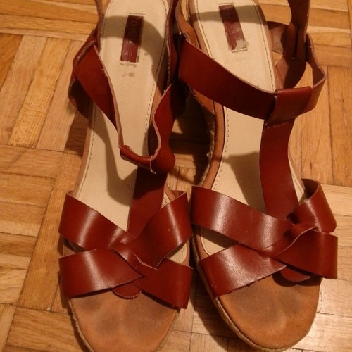 Ousho sandals size 40 like new, brown with adjustable strap