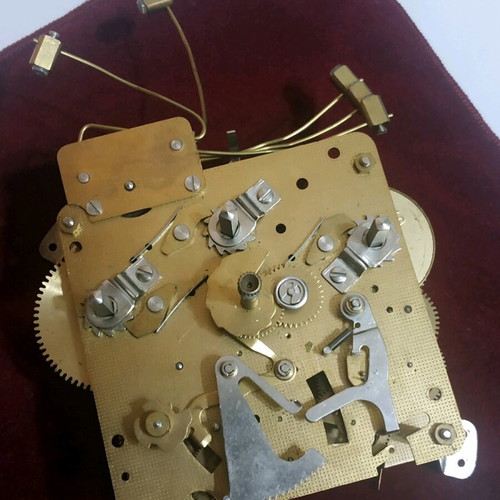Wall clock mechanism like new with 6 hammers, gold color