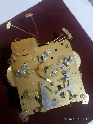 Wall clock mechanism like new with 6 hammers, gold color
