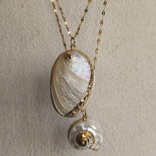 Necklaces with shells like new, white and gold, set of 2