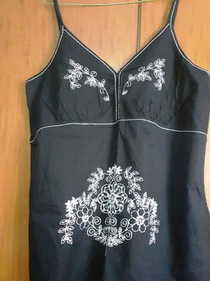 Black camisole top like new with white floral embroidery XXL