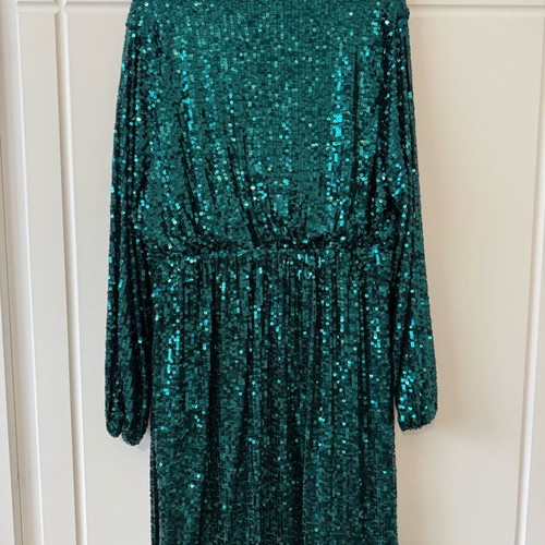 Dress with sequins unused, size 16, green, like new