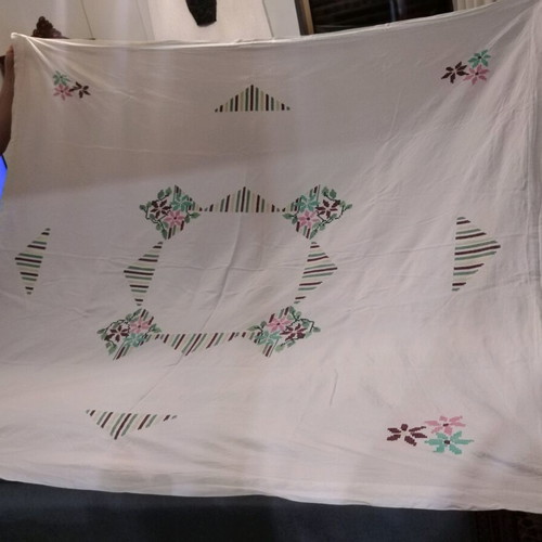 Woven tablecloth like new, dimensions 1.60x1.52