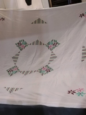 Woven tablecloth like new, dimensions 1.60x1.52