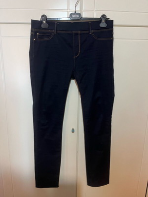 Stradivarius jeans with elastic band like new, size M, blue