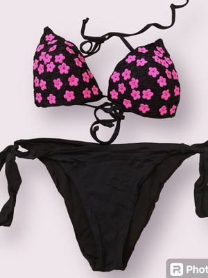 Bikini black with fuchsia appliqué daisies M like new