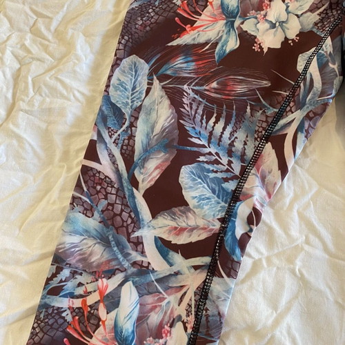 Athletic floral capri workout leggings used with small pocket