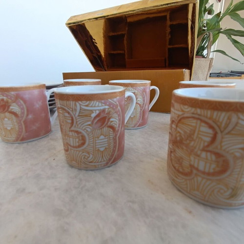 Porcelain cup set new with 6 saucers in pink and orange shades
