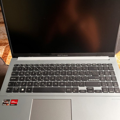Asus Vivobook Go 15 laptop like new, AMD Ryzen 5 7000 series, Radeon graphics