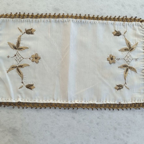 Vintage decorative table runner 39×23 cm with embroidery, used