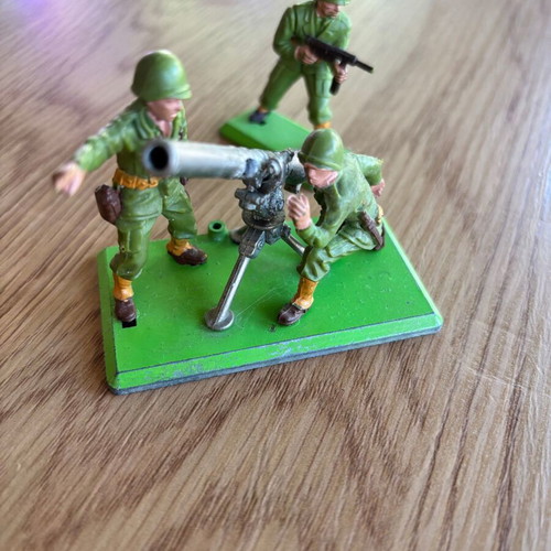 Britains Detailed 1:32 American and Japanese Marine Figures with Mortar like new