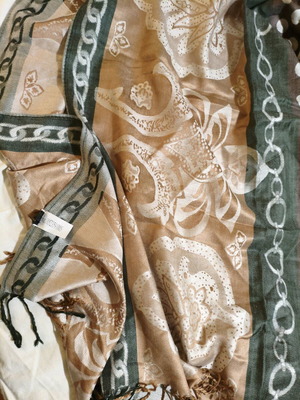 Pashmina new 1.90m with Baroque & chain print in beige and brown