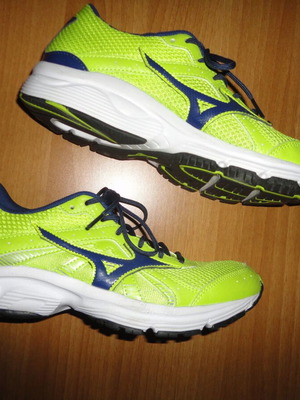 Mizuno women's sports sneakers size 39 like new, yellow-green