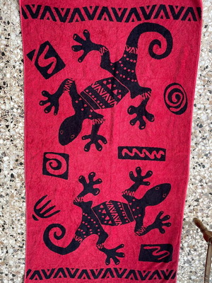 Πετσέτα θαλάσσης 90x156 σαν καινούργια, 100% cotton, κόκκινη με μαύρα iguana
