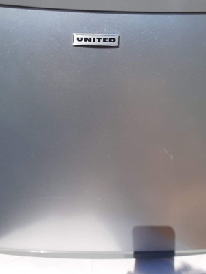 United UND-4517 mini-bar fridge set, 45 liters, silver and white