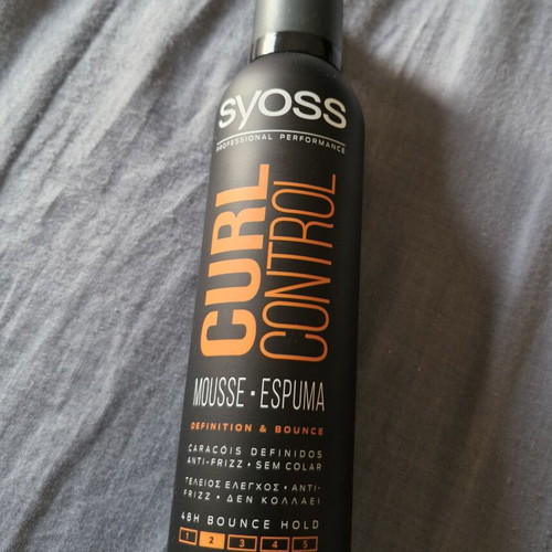 Syoss Curl Control mousse for curly hair