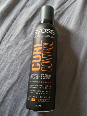 Syoss Curl Control mousse for curly hair