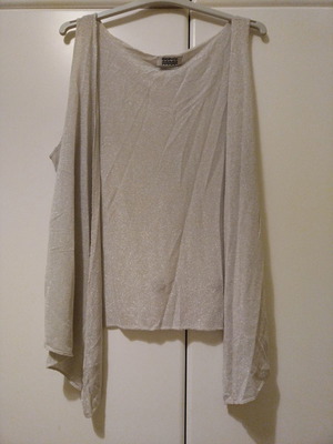 Sleeveless cardigan used with silver thread