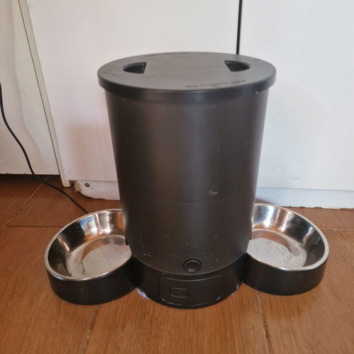 Electronic pet feeder with app, like new