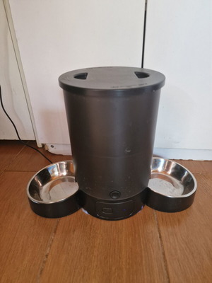 Electronic pet feeder with app, like new