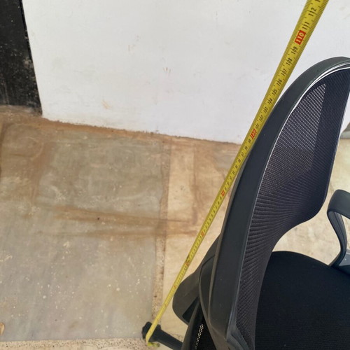Office chair like new with minor height adjustment issue