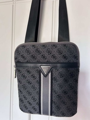 Guess crossbody shoulder bag like new