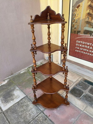Vintage γωνιακή ραφιέρα 5 επιπέδων μεταχειρισμένη με τορνευτές λεπτομέρειες