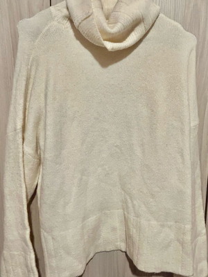 Stradivarius sweater cream color like new, size M
