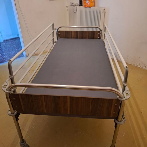 Hospital bed like new with mattress