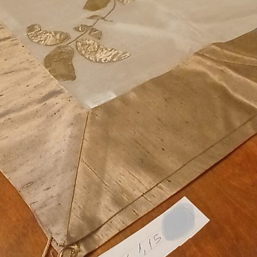 Tablecloth like new with embossed design 1.15x1.15