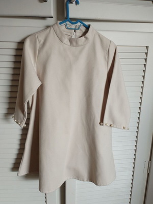 Късо екрю палто с перли като ново