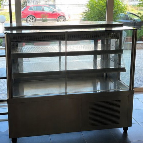 Display refrigerator for store in like new condition, 1.40m x 85cm