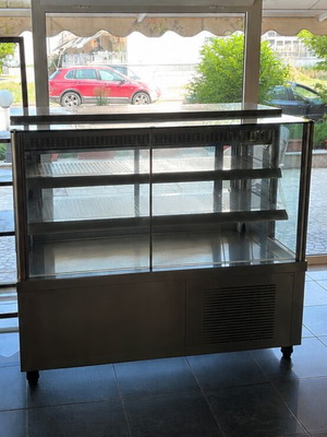Display refrigerator for store in like new condition, 1.40m x 85cm